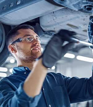 Manutenção regular e reparação para manter a segurança do automóvel.